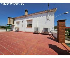 Finca de 6.000 M2, plana y vallada con casa unifamiliar y otros anexos de 262 M2