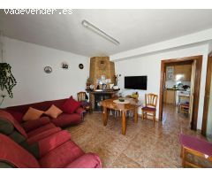 Finca de 6.000 M2, plana y vallada con casa unifamiliar y otros anexos de 262 M2