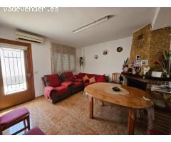 Finca de 6.000 M2, plana y vallada con casa unifamiliar y otros anexos de 262 M2