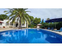 Bonito Chalet unifamiliar, con preciosa parcela ajardinada a escasos 250 m de la playa