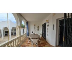 Bonito Chalet unifamiliar, con preciosa parcela ajardinada a escasos 250 m de la playa