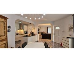 Bonito Chalet unifamiliar, con preciosa parcela ajardinada a escasos 250 m de la playa