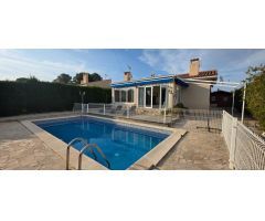 Encantador Chalet en Calafat con Terraza, Jardín y Piscina Privada
