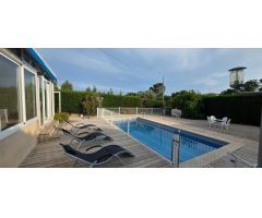 Encantador Chalet en Calafat con Terraza, Jardín y Piscina Privada