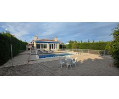 Encantador Chalet en Calafat con Terraza, Jardín y Piscina Privada