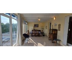 Encantador Chalet en Calafat con Terraza, Jardín y Piscina Privada