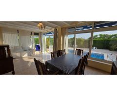 Encantador Chalet en Calafat con Terraza, Jardín y Piscina Privada