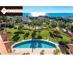 LUJOSO ÁTICO-DÚPLEX CON VISTAS AL MAR CON PISCINA Y GIMNASIO
