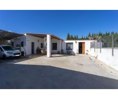 CASA DE CAMPO CON PISCINA, TRASTERO Y ESTABLO PARA CABALLOS