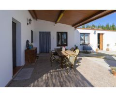 CASA DE CAMPO CON PISCINA, TRASTERO Y ESTABLO PARA CABALLOS