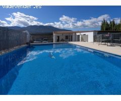 CASA DE CAMPO CON PISCINA, TRASTERO Y ESTABLO PARA CABALLOS