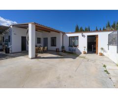 CASA DE CAMPO CON PISCINA, TRASTERO Y ESTABLO PARA CABALLOS
