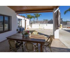 CASA DE CAMPO CON PISCINA, TRASTERO Y ESTABLO PARA CABALLOS