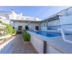 CHALET PAREADO CON PISCINA Y BARBACOA. CERCA DEL PUEBLO