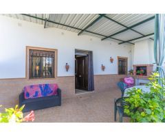 CHALET PAREADO CON PISCINA Y BARBACOA. CERCA DEL PUEBLO