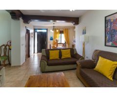 CHALET PAREADO CON PISCINA Y BARBACOA. CERCA DEL PUEBLO