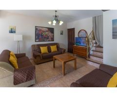 CHALET PAREADO CON PISCINA Y BARBACOA. CERCA DEL PUEBLO
