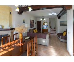 CHALET PAREADO CON PISCINA Y BARBACOA. CERCA DEL PUEBLO