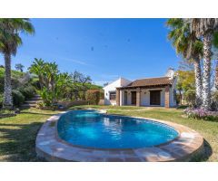CHALET DE LUJO CON PISCINA Y JARDIN CON CESPED CON MANTENIMIENTO INCLUIDO