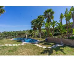 CHALET DE LUJO CON PISCINA Y JARDIN CON CESPED CON MANTENIMIENTO INCLUIDO