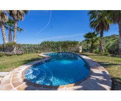 CHALET DE LUJO CON PISCINA Y JARDIN CON CESPED CON MANTENIMIENTO INCLUIDO