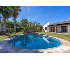 CHALET DE LUJO CON PISCINA Y JARDIN CON CESPED CON MANTENIMIENTO INCLUIDO