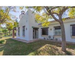 CHALET DE LUJO CON PISCINA Y JARDIN CON CESPED CON MANTENIMIENTO INCLUIDO