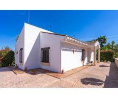 CHALET DE LUJO CON PISCINA Y JARDIN CON CESPED CON MANTENIMIENTO INCLUIDO
