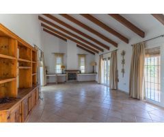 CHALET DE LUJO CON PISCINA Y JARDIN CON CESPED CON MANTENIMIENTO INCLUIDO