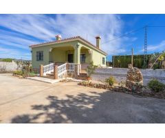 CHALET CON PISCINA Y TRASTERO EN ZONA TRANQUILA