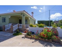 CHALET CON PISCINA Y TRASTERO EN ZONA TRANQUILA