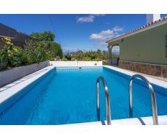 CHALET CON PISCINA Y TRASTERO EN ZONA TRANQUILA