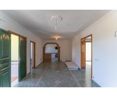 CHALET CON PISCINA Y TRASTERO EN ZONA TRANQUILA