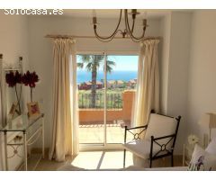 Fabulosa casa pareada  de tres dormitorios con bonitas vistas al mar en Alcaidesa