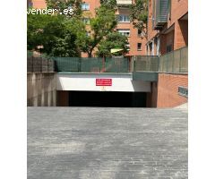 Plaza de Garaje en urbanización cerrada