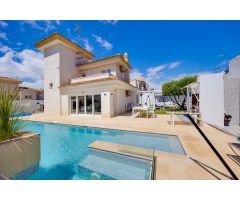 Exquisita Villa Reformada con Piscina Privada en Torrevieja – ¡Lista para Entrar a Vivir!