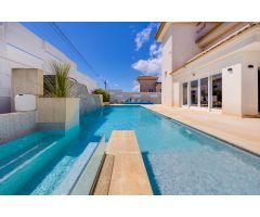 Exquisita Villa Reformada con Piscina Privada en Torrevieja – ¡Lista para Entrar a Vivir!