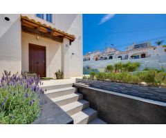 Exquisita Villa Reformada con Piscina Privada en Torrevieja – ¡Lista para Entrar a Vivir!