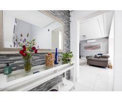 Exquisita Villa Reformada con Piscina Privada en Torrevieja – ¡Lista para Entrar a Vivir!