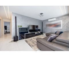 Exquisita Villa Reformada con Piscina Privada en Torrevieja – ¡Lista para Entrar a Vivir!