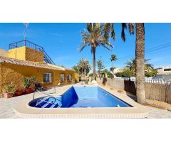 Villa mediterránea con piscina privada a 500 metros del mar en Punta Prima – Orihuela Costa