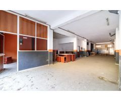 Situado junto al Palacio de Congresos . Local comercial.