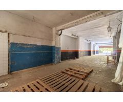 Situado junto al Palacio de Congresos . Local comercial.