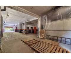 Situado junto al Palacio de Congresos . Local comercial.