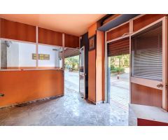 Situado junto al Palacio de Congresos . Local comercial.