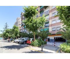 Situado junto al Palacio de Congresos . Local comercial.