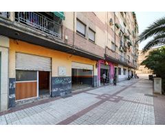 Situado junto al Palacio de Congresos . Local comercial.