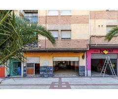 Situado junto al Palacio de Congresos . Local comercial.