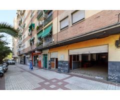 Situado junto al Palacio de Congresos . Local comercial.