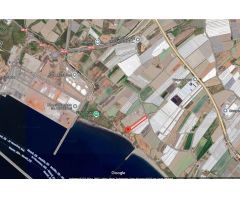 Finca de recreo con invernadero junto a la playa